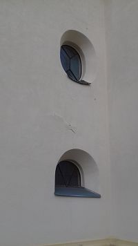okná na priečelí po oboch stranách vchodu do kostola