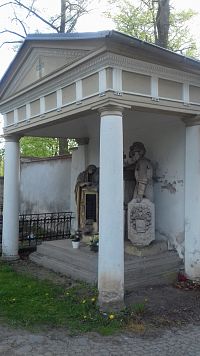 náhrobek rodiny Zoph - od roku 1883 stojací pri múre cintorína, kde bol premiestený asred kostola