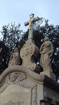 vrchná časť kríž a postavy Panny Márie a sv. Jána