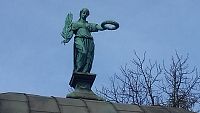 socha ženy na vrchole mauzolea