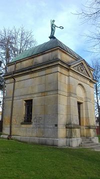 hrobka takmer štvorcového pôdorysu