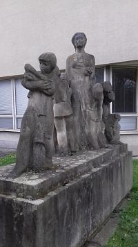 súsošie zhotovené z pieskovca, je dielom sochára Oldřicha Fidricha