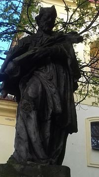 Štětí - Dve sochy Jána Nepomuckého pred kostolom sv. Šimona a Judu