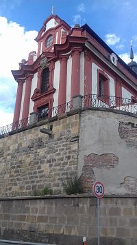 priečelie kostola na umelej terase