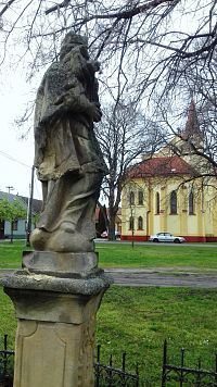 socha a neďaleký kostol sv. Anny