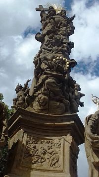 bohato zdobený obelisk