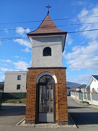 vstup do kaplnky v dolnej časti zvonice