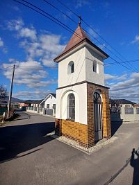 pohľad na kaplnku so zvonicou