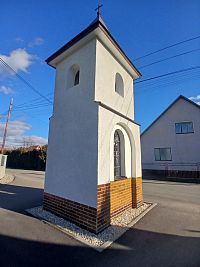 pohľad na zadnú a bočnú časť s oknom