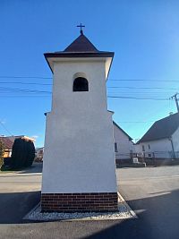 zadná časť a jedno zo 4 zvukových okien v hornej časti