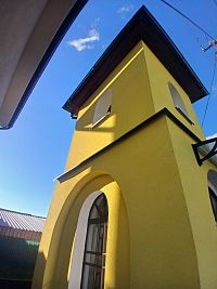 hornú časť tvorí zvonica