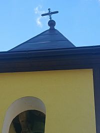 zvukové okno a kríž na vrchu zvoničky