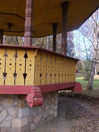 kamenný múrik a o niečo väčšia podlaha pavilónu