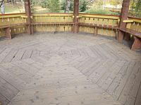 lavičky po obvode pavilónu