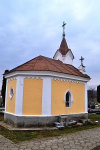kaplnka v strede cintorína
