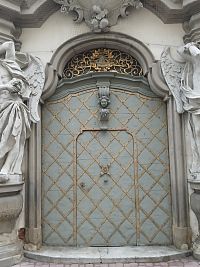 vchodové okované dvera