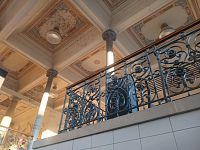 staničná budova - krásny strop a zábradlie