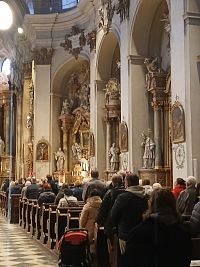 pekný interiér kostola