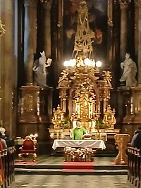 pohľad na hlavný oltár