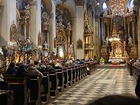 pohľad k hlavnému oltáru