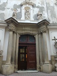 vchod do kostola a sochy nad vchodom