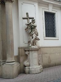 jedna socha pri vchode