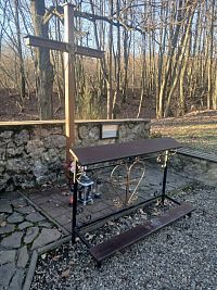 drevenný kríž u kaplnky