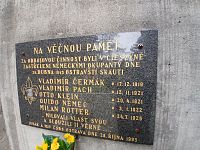 pamätná doska :  NA VĚČOU PAMĚŤ piatim skautom