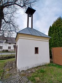 zvonica s malým okienkom