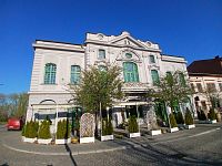 secesná budova na námestí