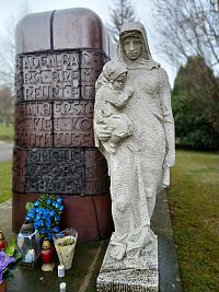 postava ženy s diaťaťom