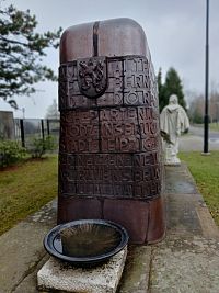 tumba s československým znakom