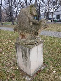 socha medveďov na podstavci