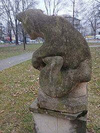 iný pohľad na sochu