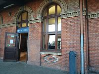 východ zo vstupnej haly na perón