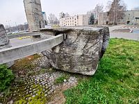 obruč v kamennom kvádri