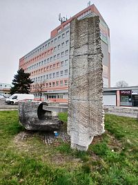 plastika a budova bývalého Masokombinátu