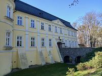 priečelie zámku s mostom a bývalým vodným priekopom