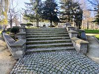 schody vedúce k zámku