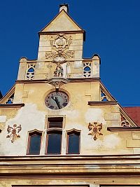 zdobený štít priečelia budovy