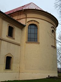 polkruhový uzáver lode kostola