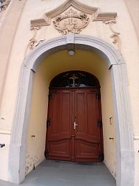 hlavný vchod pod vežou