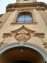 kartuša nad vchodom