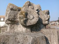 plastika - kvety na podstavci