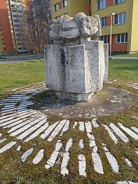 mramorové paprsky okolo plastiky