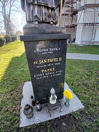 nápis na prednej strane podstavca