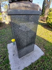 nápis na zadnej strane podstavca