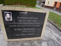 pamätná doska vpravo