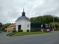 kaplnka na návrší križovatky