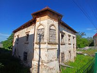 polygonálny rizalit s vežičkou